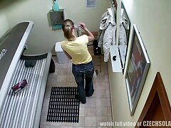 Egy pornó videó forgatták az egyik helyi szálloda, egy férfi, egy családi szexvideo lány, egy pohár vodkát, majd felmászik rá, megragadta a farkát, majd elkezdett szopni